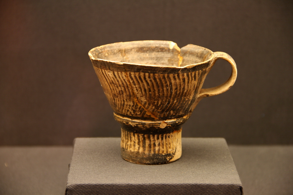 Tesori Albania_09.JPG - Coppa - Ceramica Micenea - Tumulo di Pazhok (Elbasan), Bronzo medio, 1800-1500 a.c.